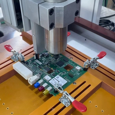 Máquina de enrutador de PCB de escritorio de 3 ejes de alta precisión para la repetibilidad del sistema de accionamiento de 0,02 mm