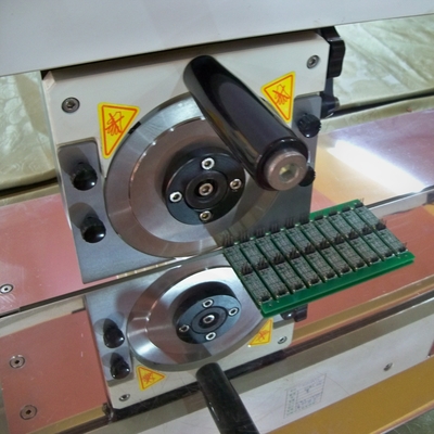 Separador de PCB para electrónica móvil con hojas lineales y circulares de acero