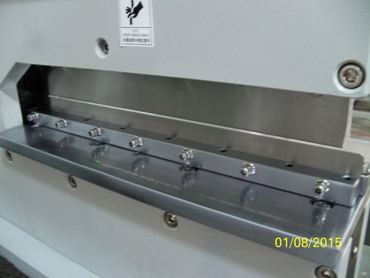 Máquina avanzada de corte de PCB neumático V para el manejo de componentes altos