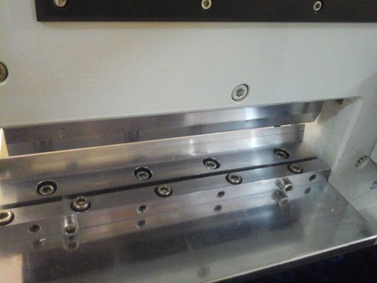 Máquina de corte de PCB V para sustrato de aluminio 220V RUV neumática
